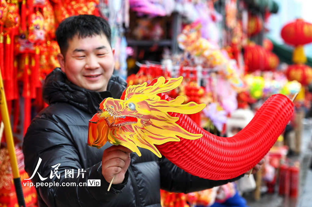 河南洛阳：龙年新春将至 年货市场红火