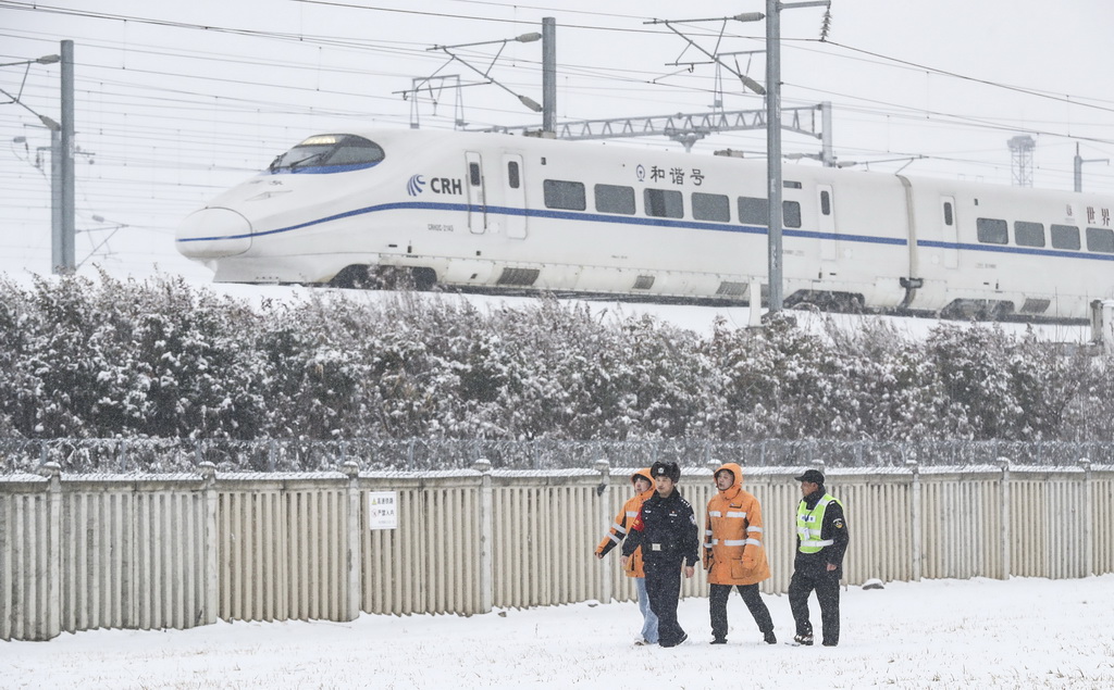 2月4日，铁路公安民警和高铁基础设施线路工在江苏淮安东站线路段巡查。新华社发（赵启瑞摄）