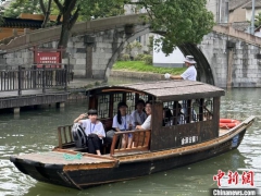 华裔青少年走进金泽古镇：一舟一桨，摇的都是上海故事